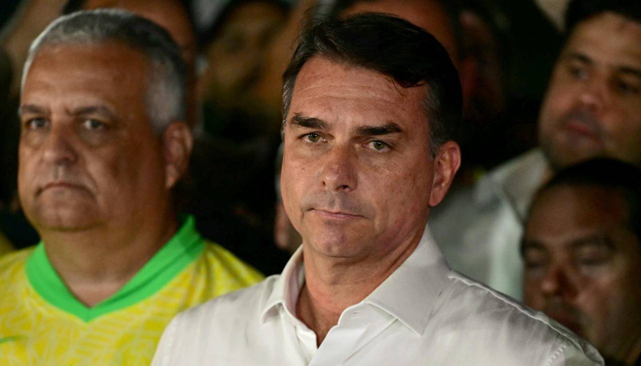 Avión en el que viaja Flávio Bolsonaro despegó de Argentina e hizo escala en Ecuador