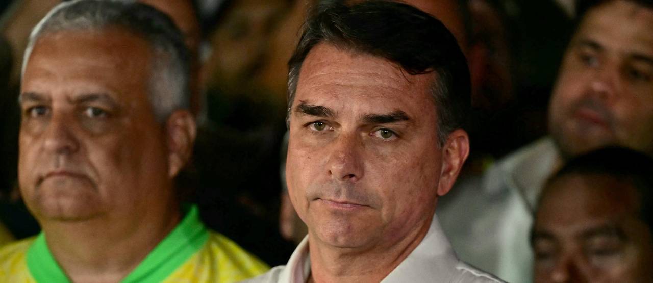Avión en el que viaja Flávio Bolsonaro despegó de Argentina e hizo escala en Ecuador