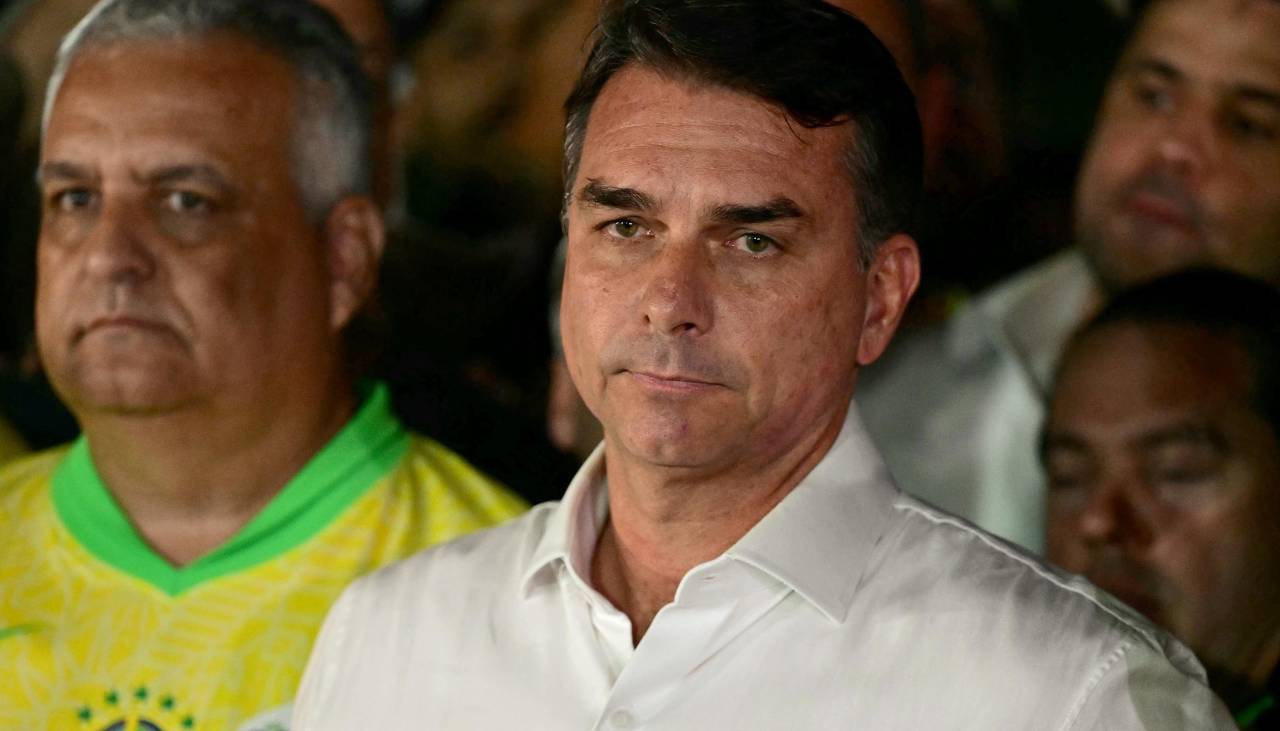 ¿Dónde está Flávio Bolsonaro? Investigan si salió de Brasil rumbo a Argentina 