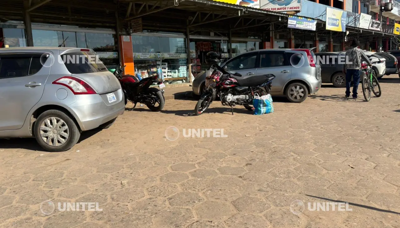 En dos motos, delincuentes atacan a tiros a cobrador de una empresa a metros de un mercado cruceño