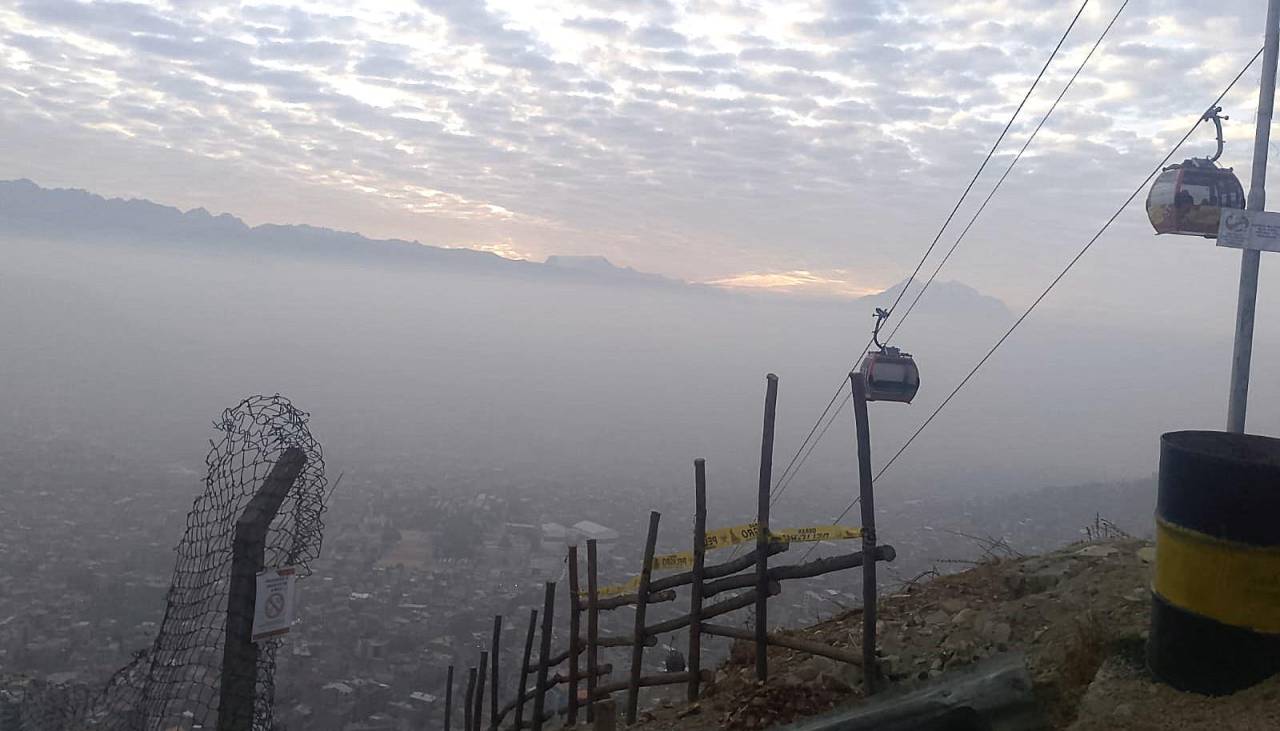 El humo cubre el Illimani, los paceños respiran aire “muy malo” por los incendios en otras regiones