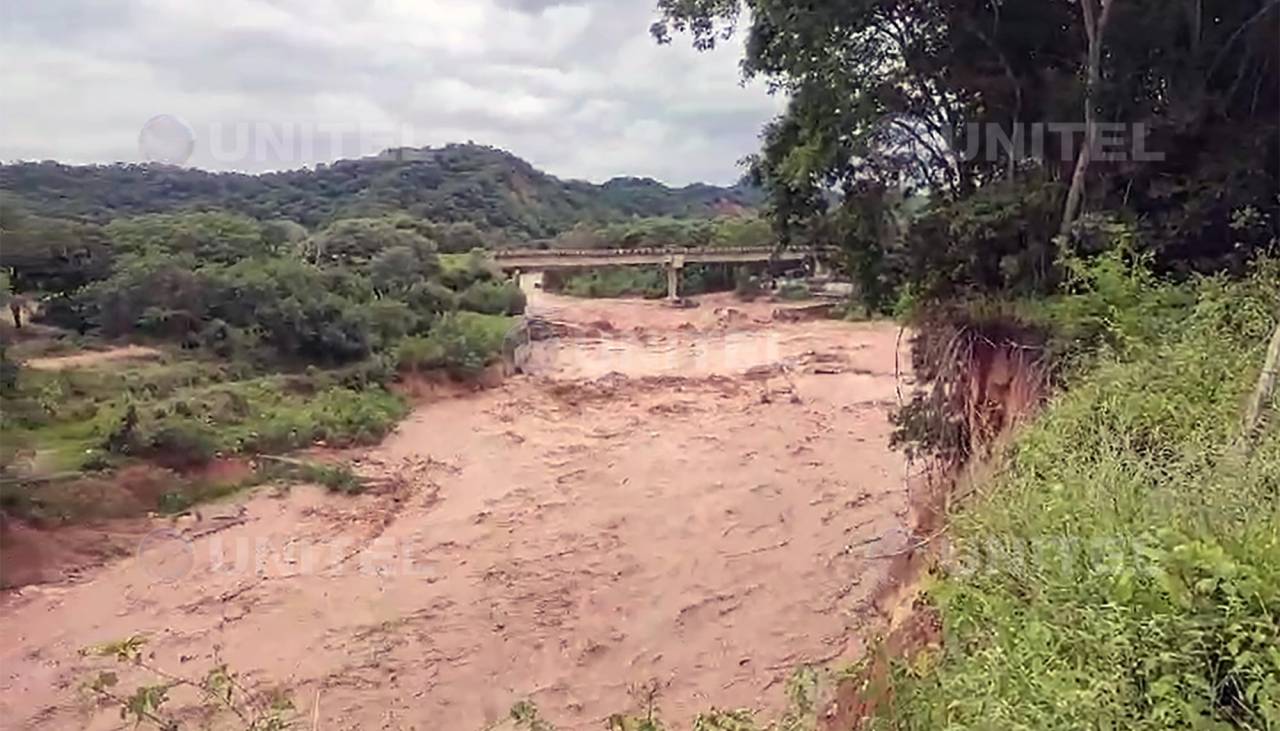 Video: Tras intensas lluvias, incrementa el caudal del río Piraí a la altura del puente Tarumá