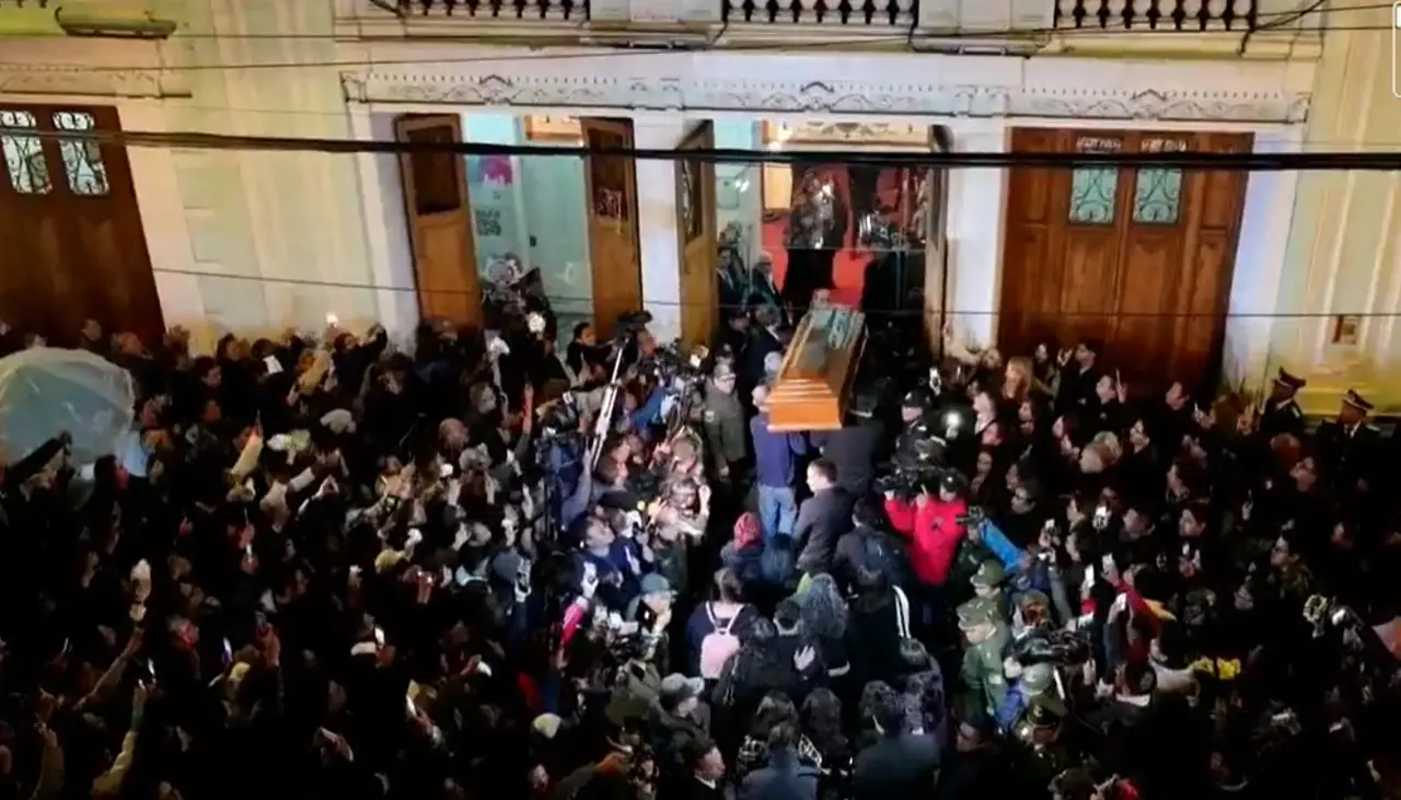 La última ovación: Lágrimas y pañuelos blancos reciben los restos de David Santalla en el Teatro Municipal de La Paz