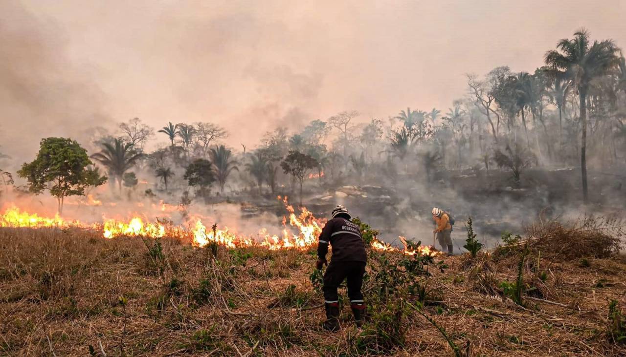 Bomberos, brigadistas y policías son desplazados a las zonas afectadas por los incendios