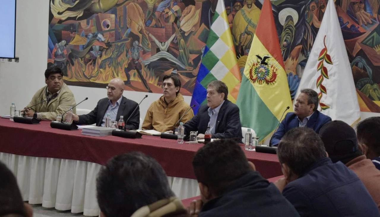 En el inicio del diálogo, el ministro de Hidrocarburos pide disculpas a los choferes por la “barbaridad” de la gasolina 