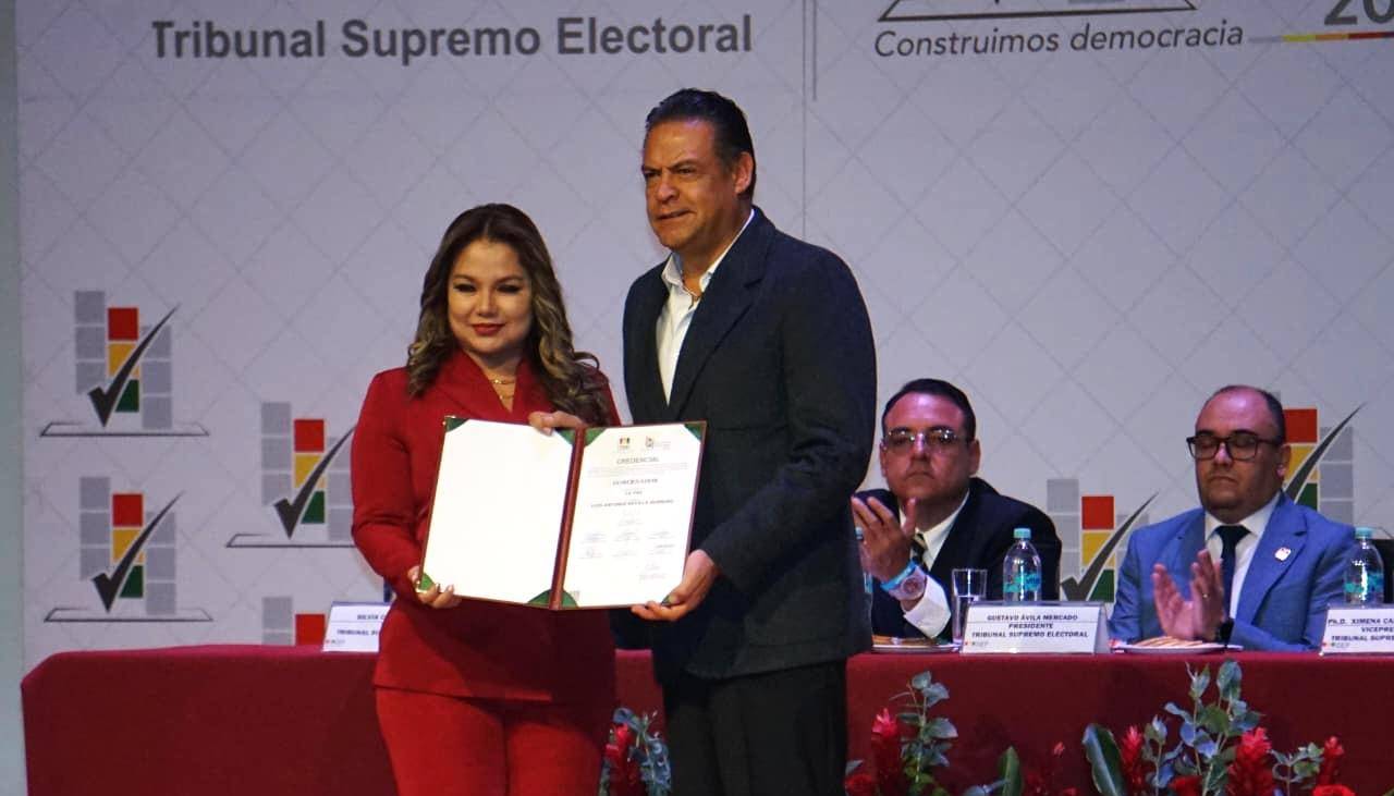 Luis Revilla recibe la credencial del TSE, alista su gabinete y asegura que cumplirá sus promesas electorales