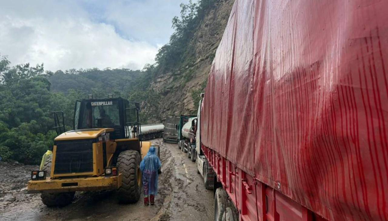 Reportan un fallecido en la ruta a los Valles cruceños; una piedra impacta en un bus