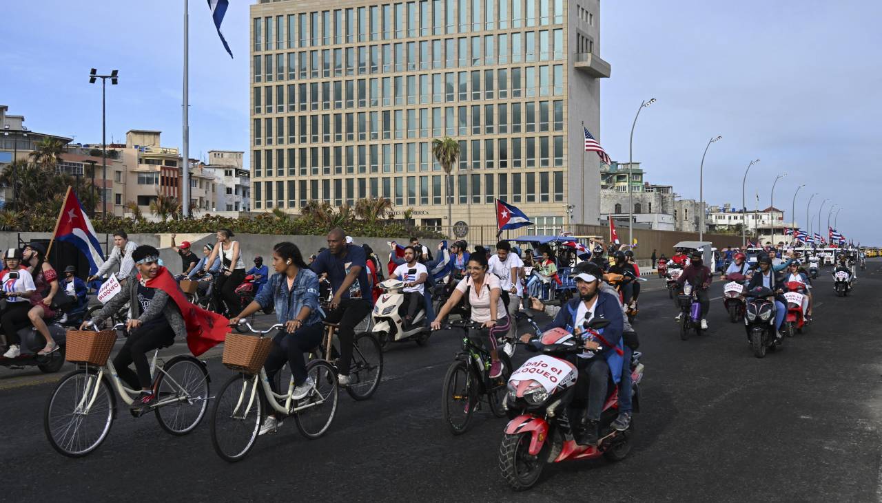 Cubanos piden frente a embajada de EEUU en La Habana el fin del bloqueo