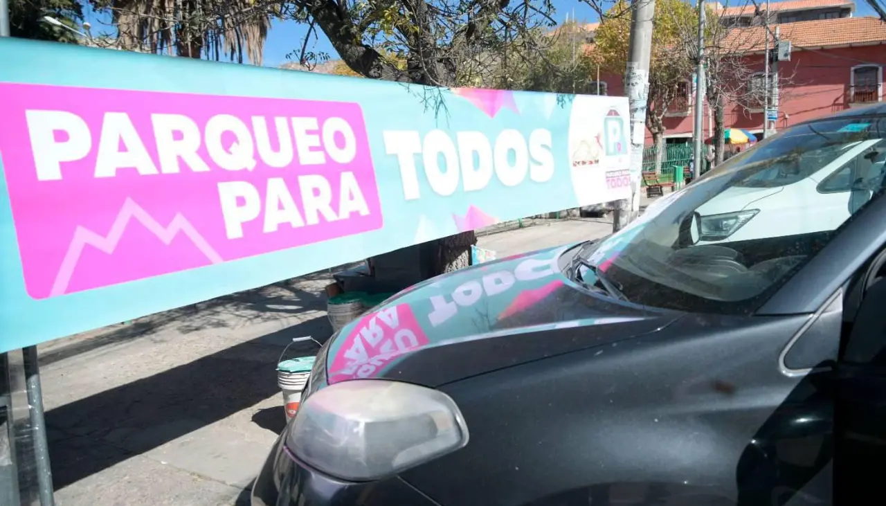 La Paz: Alcaldía decide suspender el parqueo tarifado tras fallo judicial contra el servicio