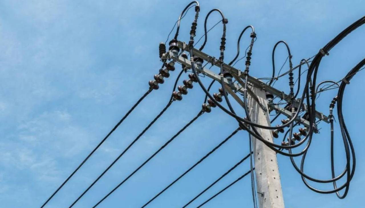 La Paz: Dos hombres mueren electrocutados cuando instalaban un poste eléctrico y otro resulta herido, reporta la Policía