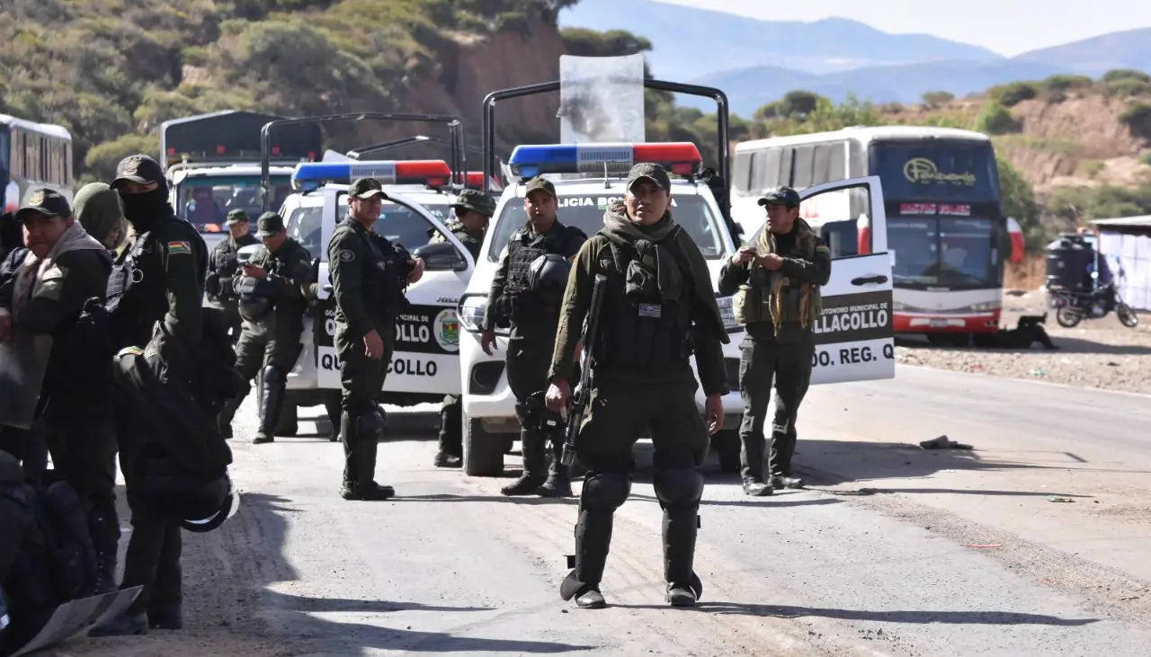 Bloqueos y muertes de policías marcan la previa de la Cumbre multipardiaria que busca garantizar las elecciones
