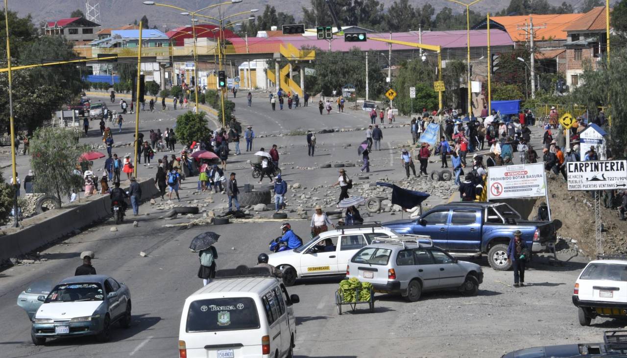 Cívicos de Cochabamba piden al Gobierno aplicar estado de excepción para liberar carreteras de bloqueos