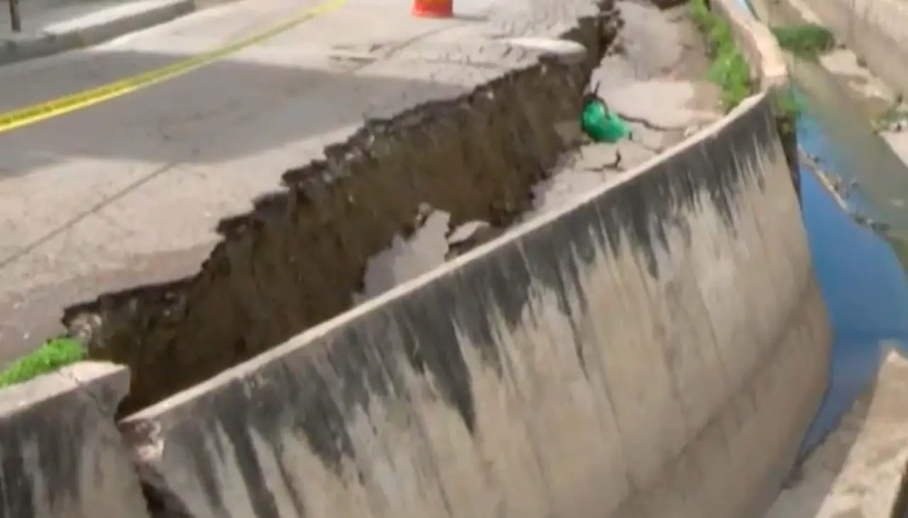 Reportan hundimiento de plataforma en una avenida de la ciudad de Cochabamba 
