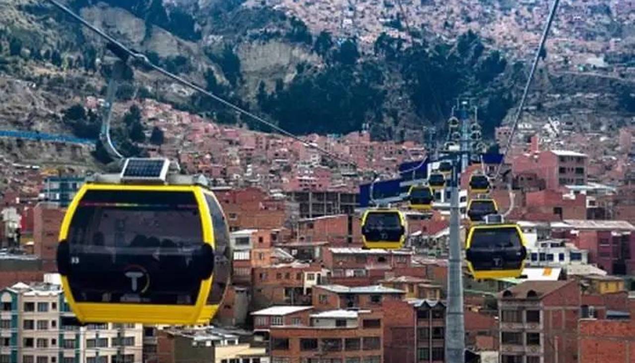 Usuario abre las puertas de una cabina del teleférico en movimiento y empresa advierte con denuncia formal