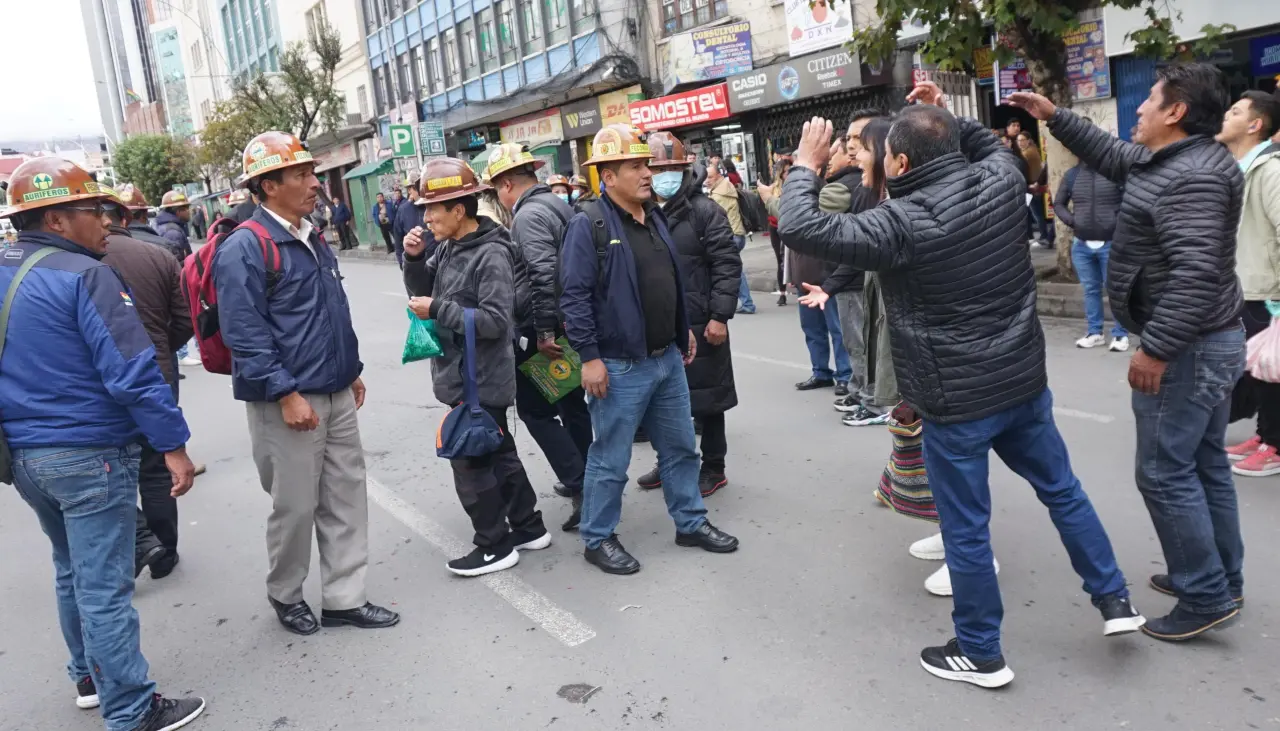 Auríferos detonan dinamitas en el centro de La Paz por la falta de diésel y generan molestia en la ciudadanía