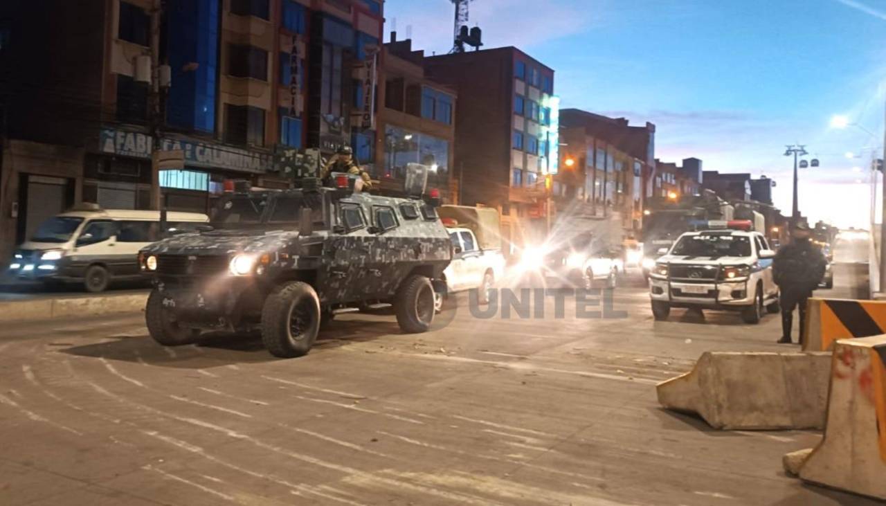 La Paz: Militares y policías activan operativo para despejar la ruta que une El Alto con el lago Titicaca