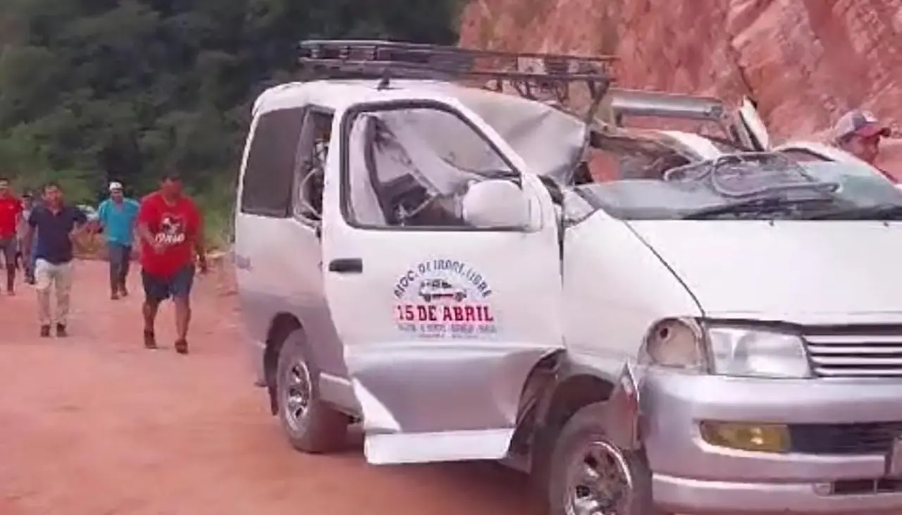 Dos personas mueren aplastadas por una roca que cayó sobre un minibús en Tarija 