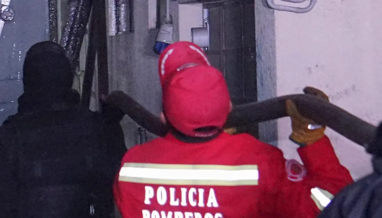 Tras siete horas de trabajo, Bomberos apagan incendio en un almacén en La Paz