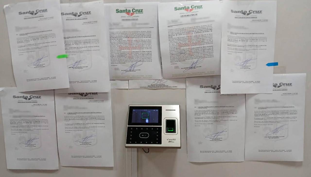 Pegaron memorándums en una pared: Funcionarios denuncian despidos en la Alcaldía de Santa Cruz