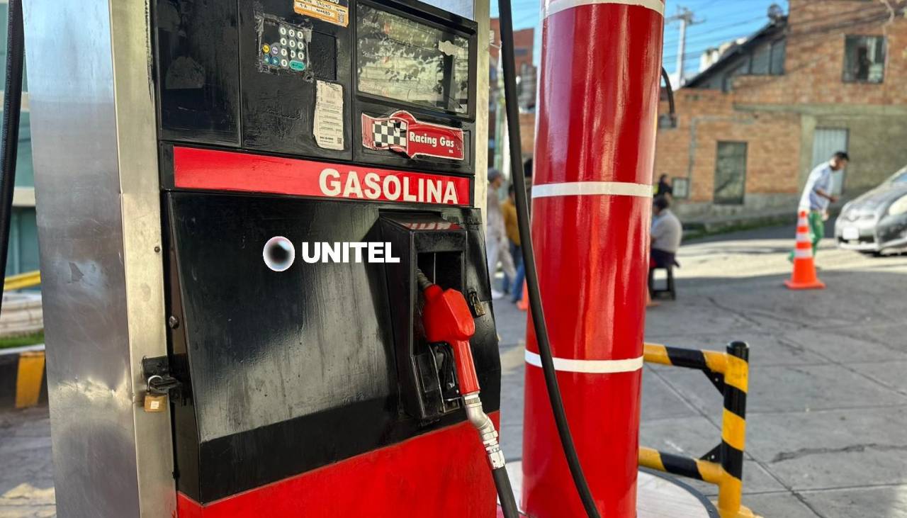 “Son tres días que no hay gasolina”: Trabajadora de un surtidor en La Paz dice que varios choferes duermen en la fila 