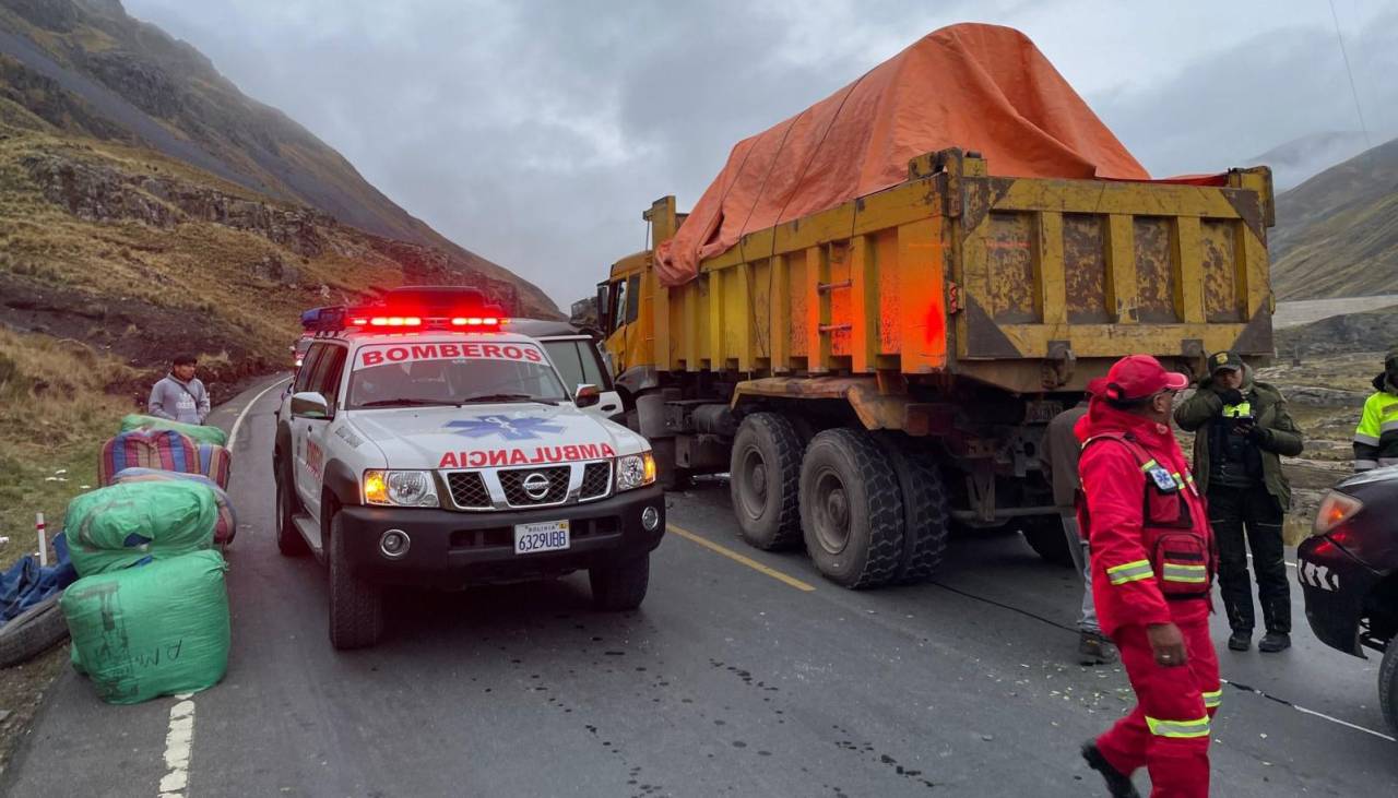 Otro accidente: Minibús se estrella contra un camión y deja 14 heridos en la ruta a los Yungas