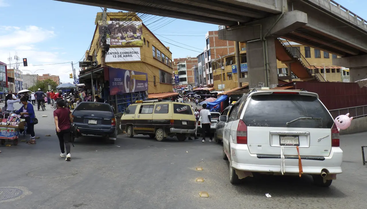 La Paz: Transporte público circula con normalidad este lunes, pero usuarios denuncian cobros excesivos