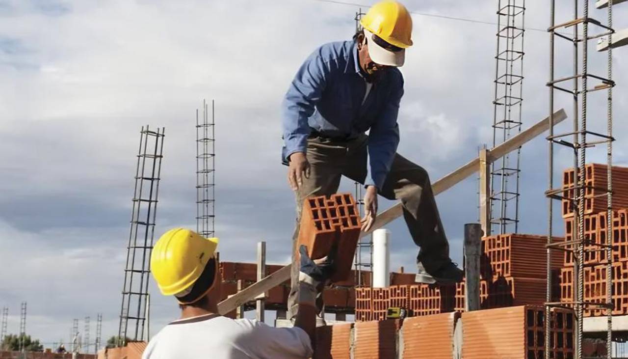 Constructores sobre el nuevo régimen del diésel: “La aplicación del decreto ha significado la paralización de varias obras”