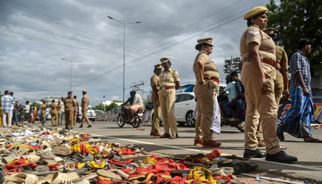 38 muertos y 150 heridos en estampida en un mitin político en la India