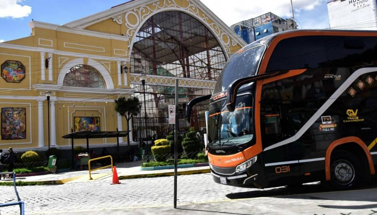 Por bloqueos, hasta 40 horas es lo que demoran los buses para completar la ruta La Paz - Santa Cruz