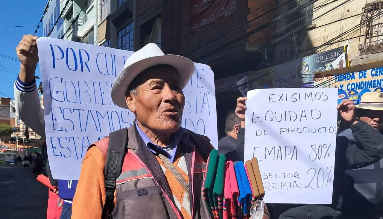 “Bolivia se está muriendo”: Al son de una marcha fúnebre, las tiendas de abarrotes cierran este viernes en La Paz por la crisis