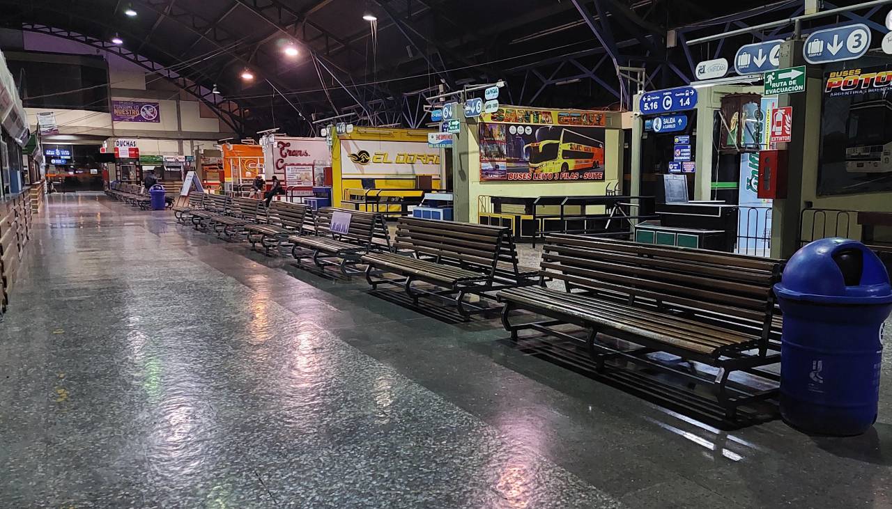 Por bloqueos se suspenden los viajes entre ciudades del eje central y terminales lucen vacías