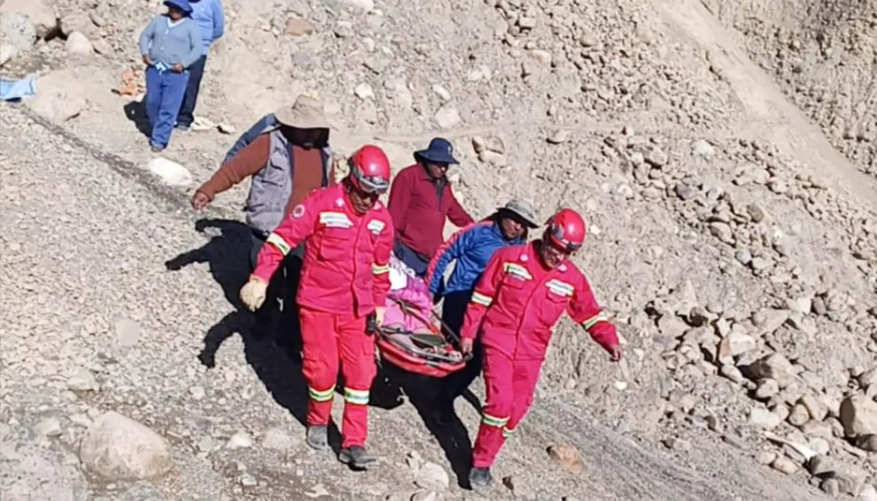 Rescatan a una profesora que cayó 100 metros en un barranco en La Paz 