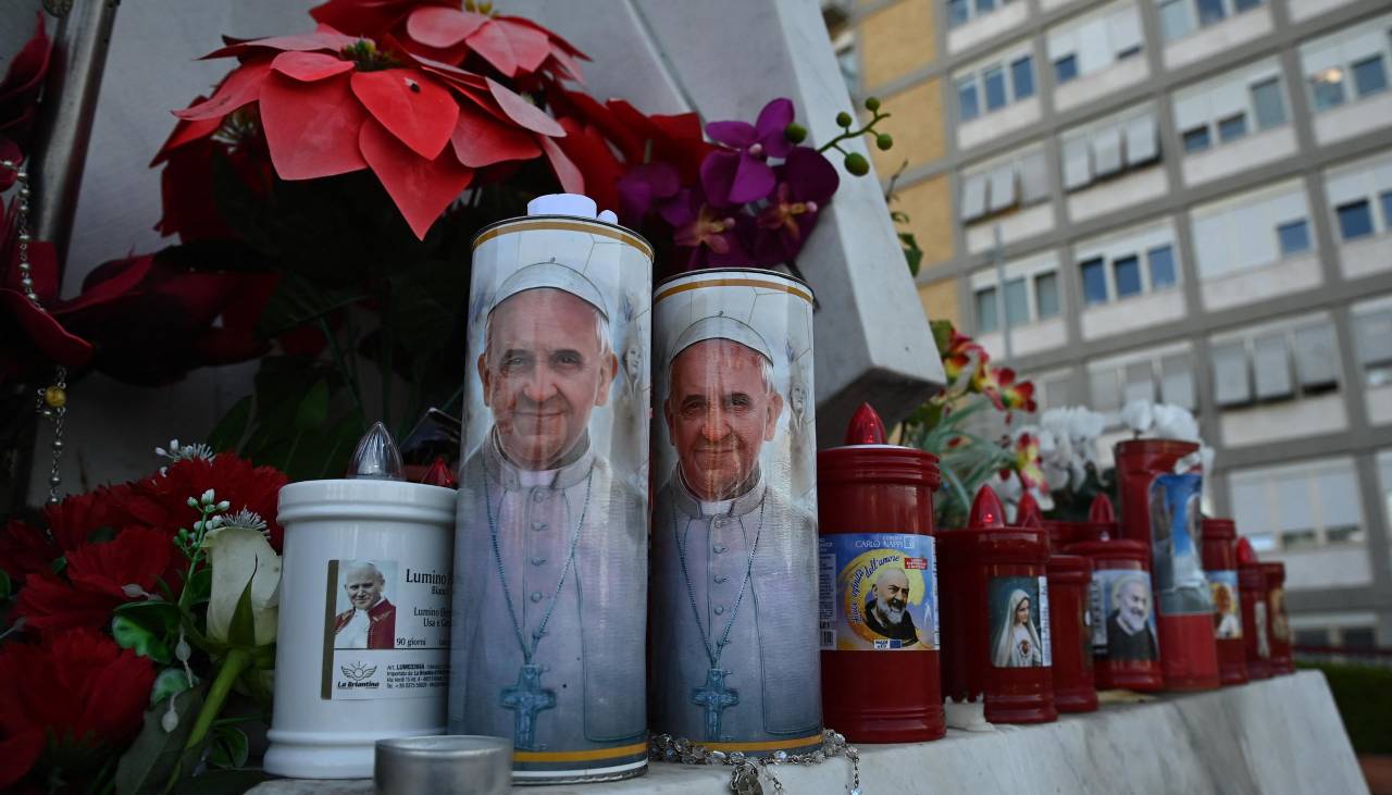 Papa Francisco “descansó bien” en su octava noche hospitalizado, pero “aún no está fuera de peligro” 