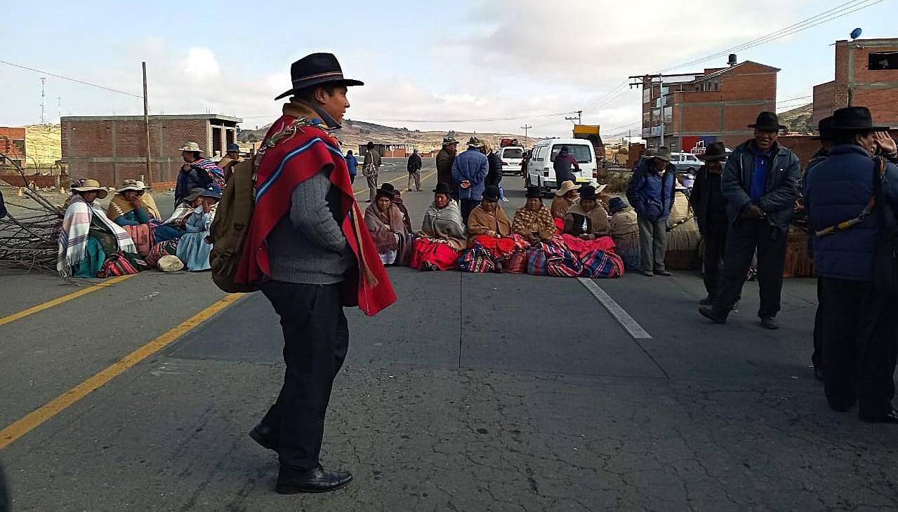 Bloqueo de campesinos toma fuerza en la ruta a Copacabana; pero no en las otras vías donde se anunciaron movilizaciones