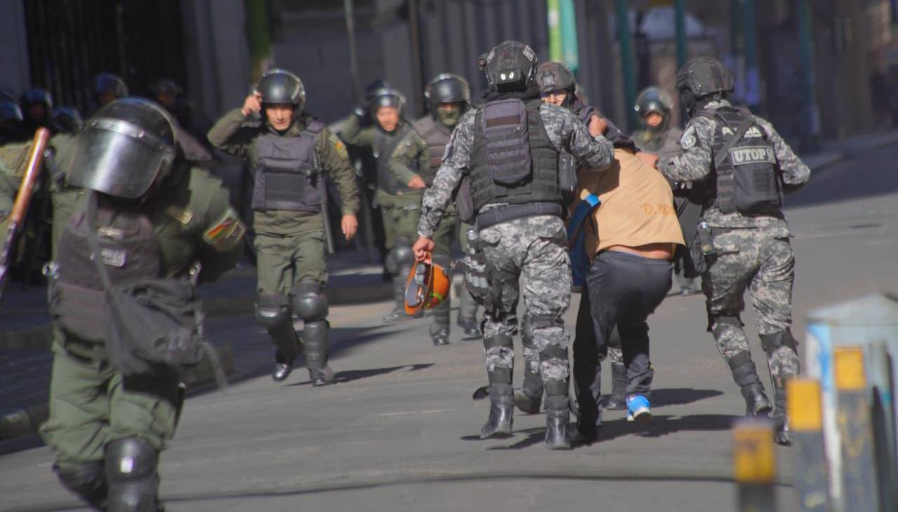 Policía reporta ocho aprehendidos tras enfrentamientos con mineros y maestros rurales