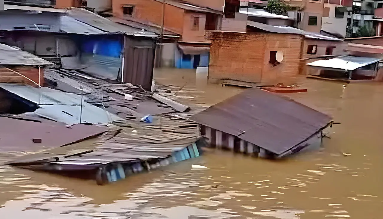 Inundaciones dejan viviendas bajo el agua en Tipuani, San Buenaventura y Zongo