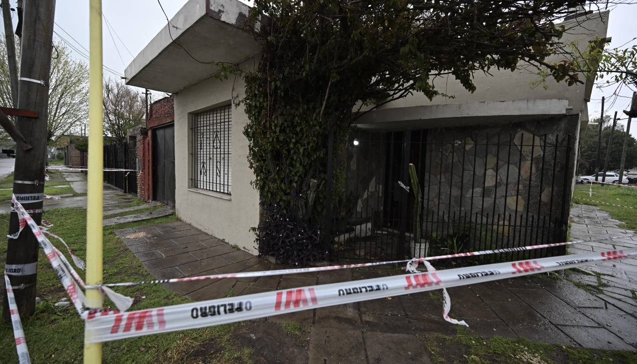 ¿Quiénes son los prófugos por el atroz triple feminicidio en Argentina?