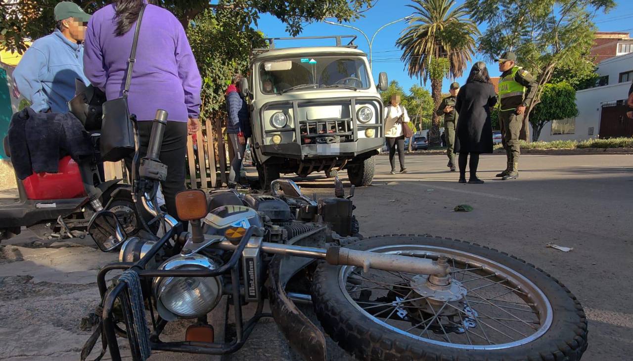 Una vagoneta impactó contra una motocicleta y dejó al menos dos heridos en Cochabamba