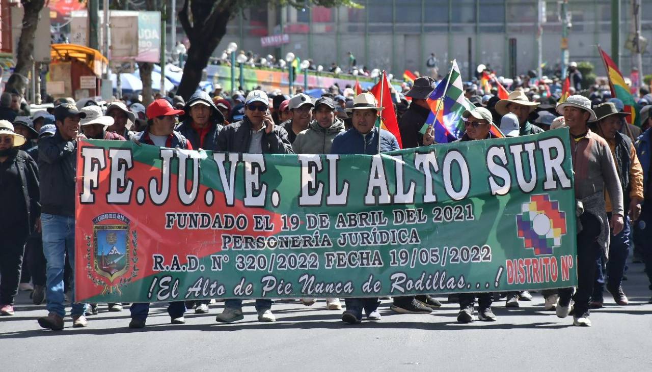La Paz sigue cercada, sin alimentos ni combustibles; anuncian un cabildo de juntas vecinales en la Ceja