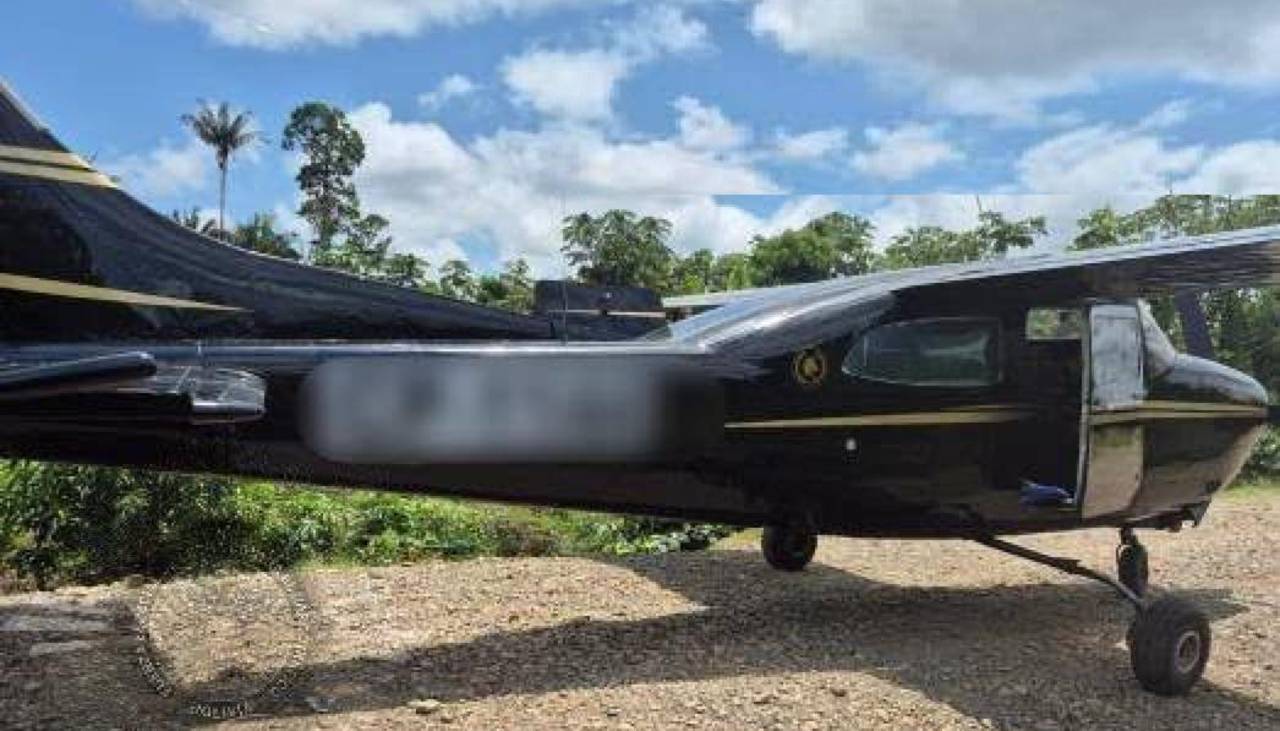 Hallan pista clandestina, avioneta, droga, armas y municiones en operativo en Villa Tunari
