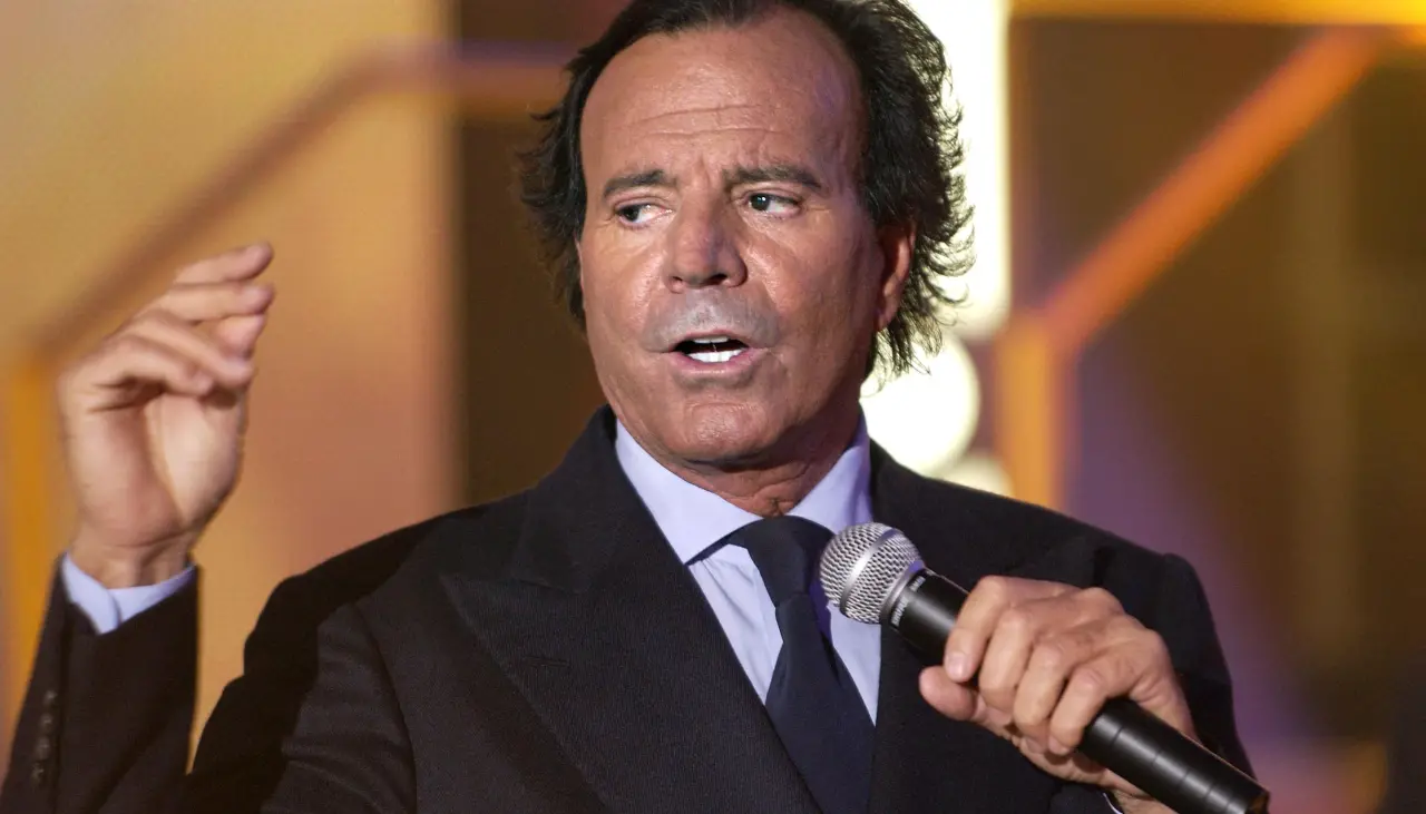 Julio Iglesias rompe su silencio y tacha de “absolutamente falsas” las acusaciones sexuales de exempleadas