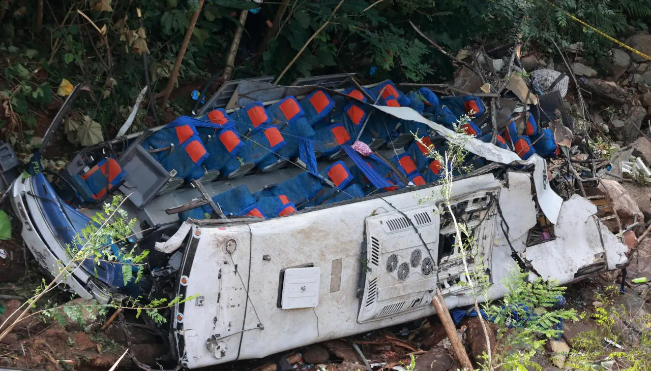 Mueren 16 adolescentes y el chofer de un bus durante un viaje de graduación en Colombia