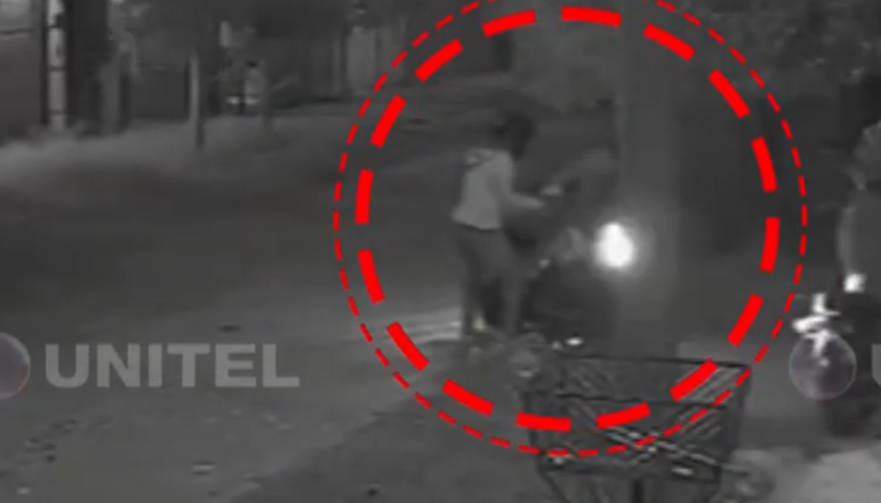 Sujetos amenazan con un cuchillo a una mujer para robar su motocicleta; el crimen quedó grabado por una cámara