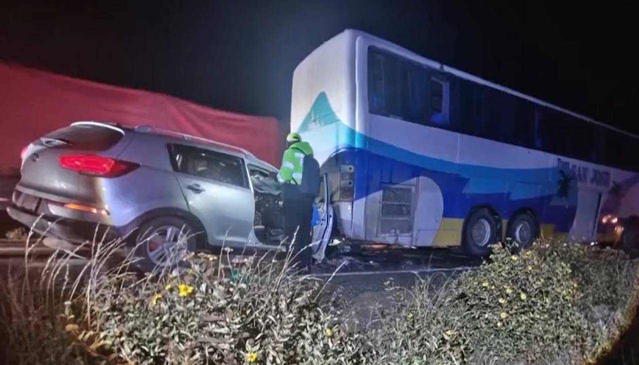 Triple colisión en la carretera Oruro–Potosí deja cinco heridos, reporta la Policía 