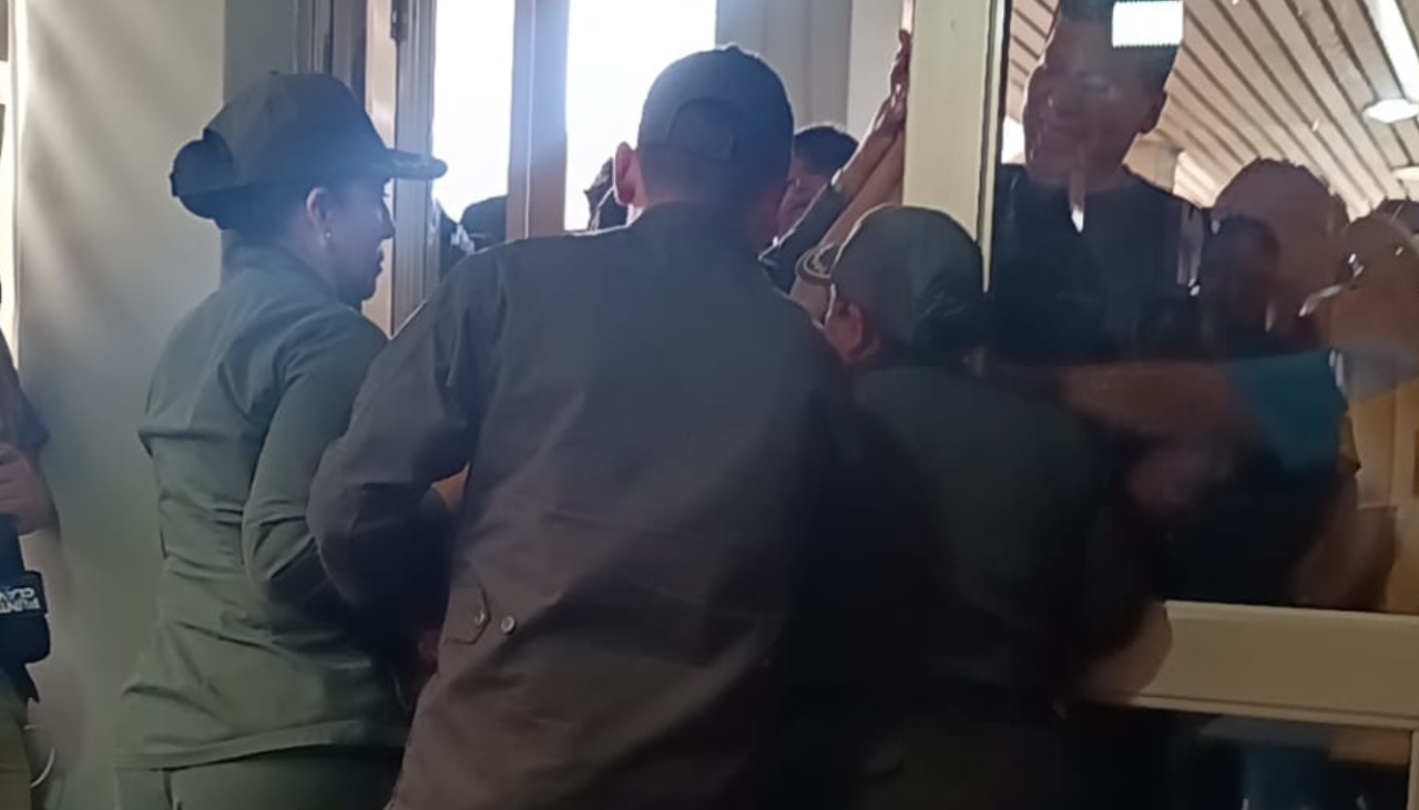 “El pueblo eligió una mayoría para gobernar y legislar”, dicen cívicos tras intento de tratar cambios en el reglamento de la ALD