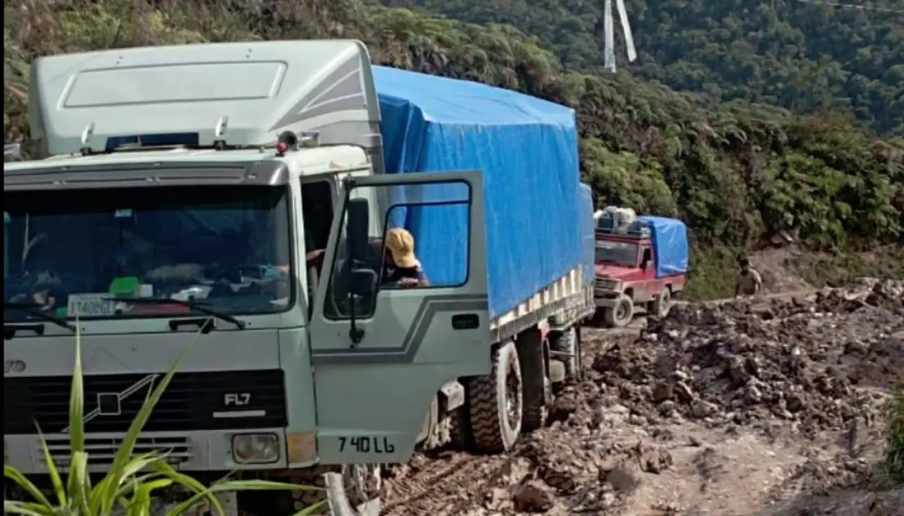 “Los buses no llegan a sus destinos”: Carretera La Paz- Apolo permanece en mal estado y autoridades piden ayuda 