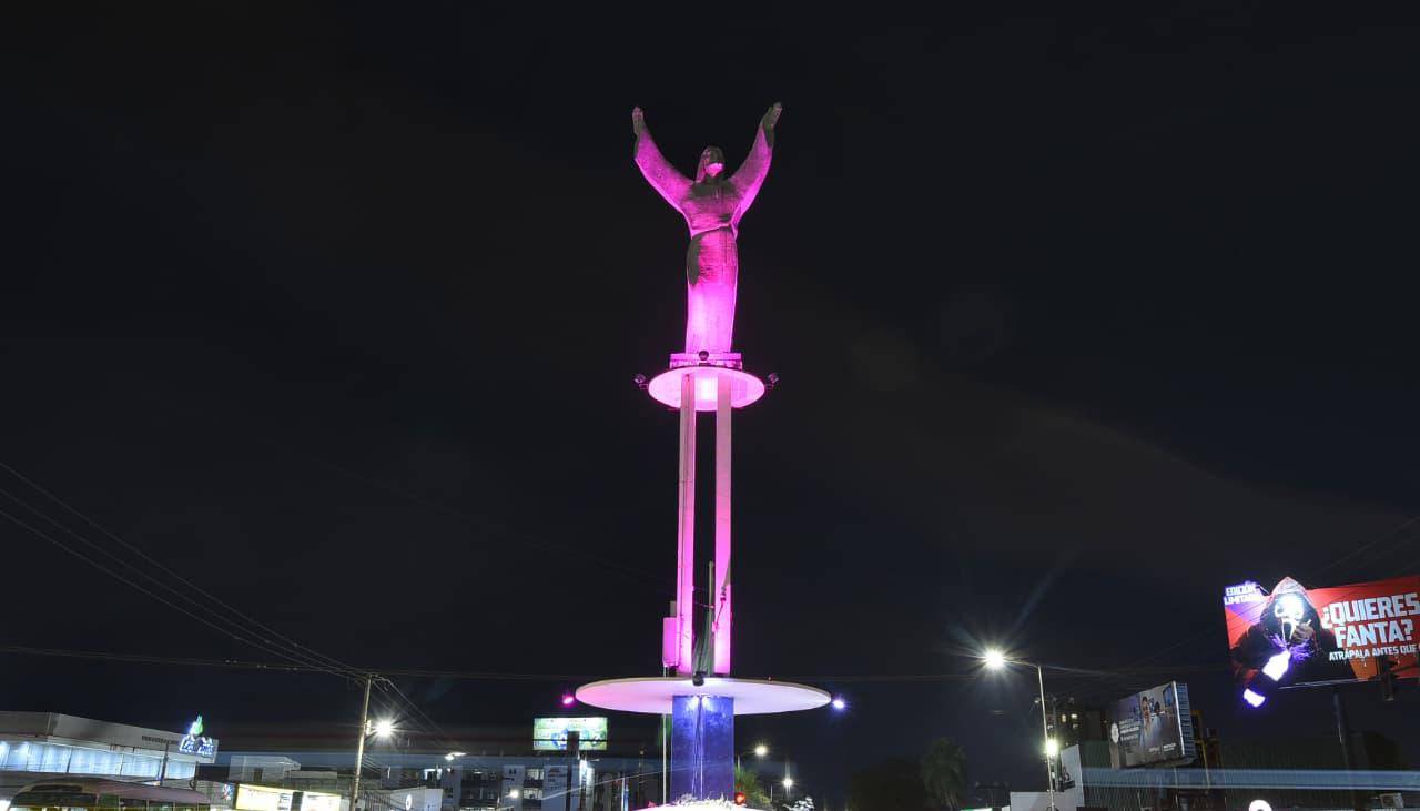 Santa Cruz se tiñe de rosa: iluminan el Cristo y la plaza 24 de Septiembre para promover la prevención del cáncer de mama
