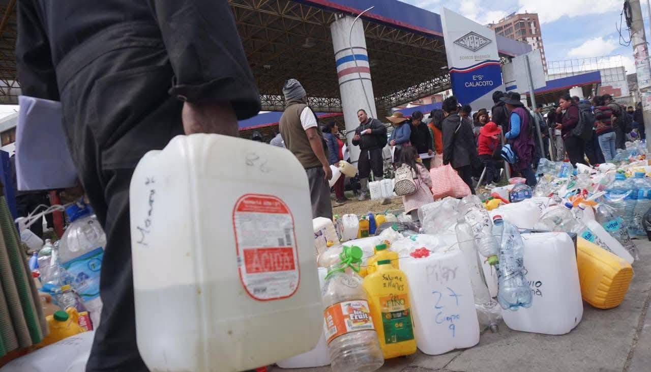 Ministerio de Hidrocarburos limita a 5 litros por día la compra de combustible en bidones tras detectarse irregularidades