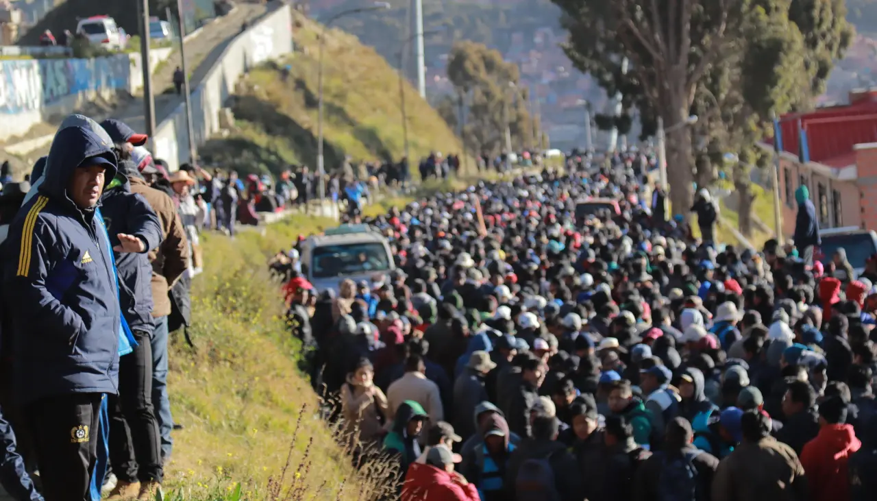 Los choferes del transporte urbano marchan desde la Ceja a La Paz para exigir suministro normal del combustible
