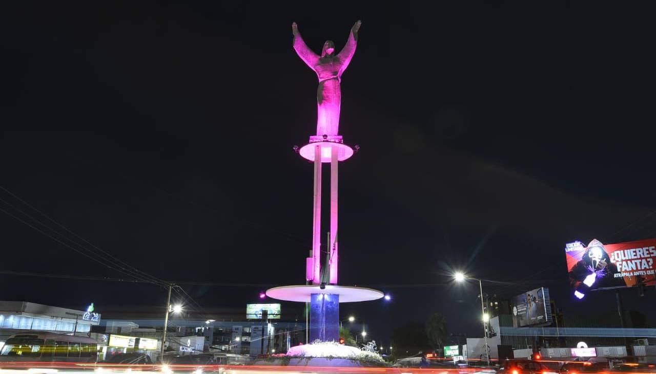 Santa Cruz se tiñe de rosa: iluminan el Cristo y la plaza 24 de Septiembre para promover la prevención del cáncer de mama